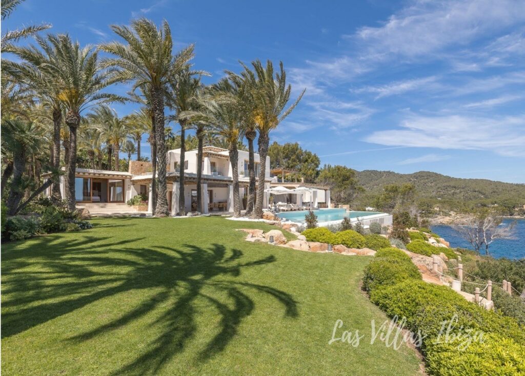 LUJOSA VILLA CON MAGNÍFICOS JARDINES TROPICALES, San Carlos